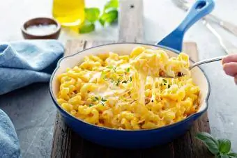 Macarrones con queso al horno en una sartén de hierro fundido