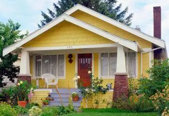 Yellow bungalow style tsev nrog vaj