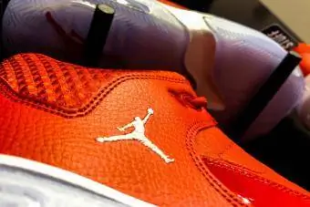 Дүкенде аяқ киімде Air Jordan логотипі көрінеді