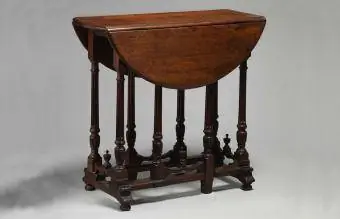 Antik yarpaqlı masa