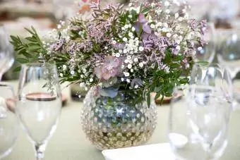 vaza flori violete