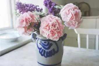 मेज पर गुलाबी फूलों का फूलदान