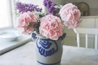 Vase à fleurs roses sur la table