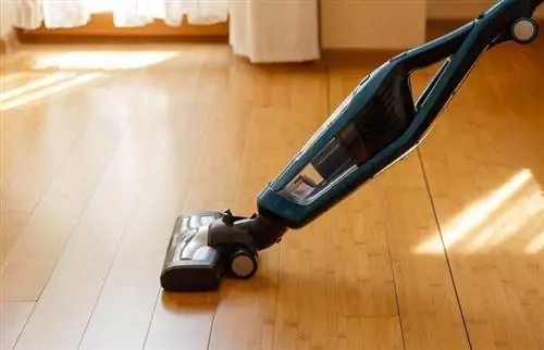 बांस के फर्श को धीरे से, लेकिन प्रभावी ढंग से कैसे साफ करें