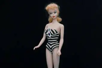 Pierwsza lalka Barbie wyprodukowana w 1959 roku