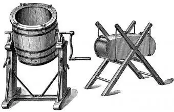 Zabytkowe drewniane masło ubijane na nogach