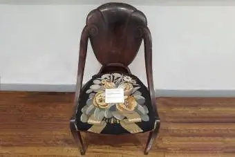 Krzesło Sue et Mare w muzeum Beaux-Arts de Bernay
