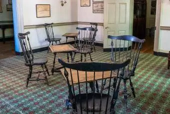 Windsor sandalye gruplarının bulunduğu oda
