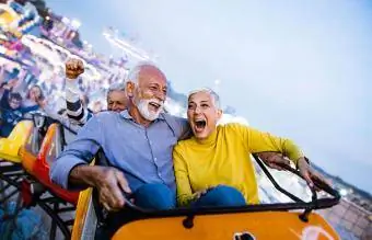 Yaşlılar rollercoaster'da eğleniyor