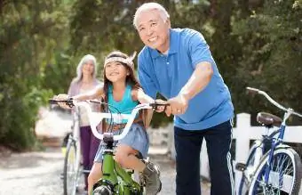 aider sa petite fille à faire du vélo