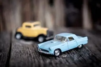 लकड़ी की पृष्ठभूमि पर खिलौना पुरानी कार