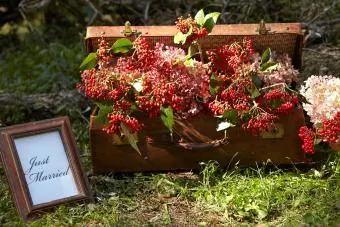 Vintage-Koffer mit Blumen-Hochzeitsdekoration