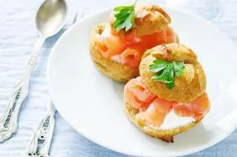 Profiteroles nrog salmon thiab cream cheese