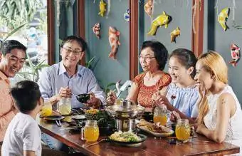 Famiglia vietnamita a cena