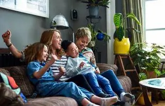 familia viendo películas