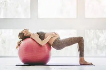 Gruaja shtatzënë duke përdorur një top ushtrimesh