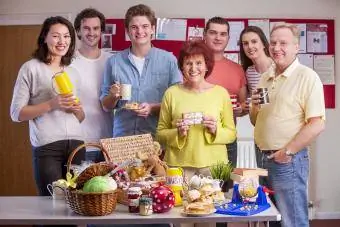 Groupe de personnes debout derrière une table de prix de tombola