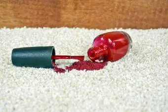 Ant kilimo išsiliejo raudonas nagų lakas