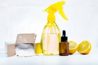 Экологичные натуральные чистящие средства на основе лимона и пищевой соды.