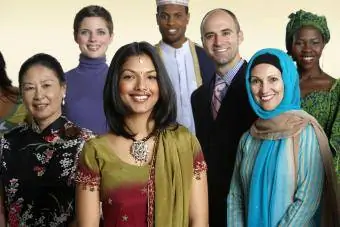Geleneksel kıyafetli çok etnik gruptan oluşan insanlar