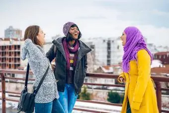 Un groupe multiethnique d'amies discutent pendant la promenade hivernale