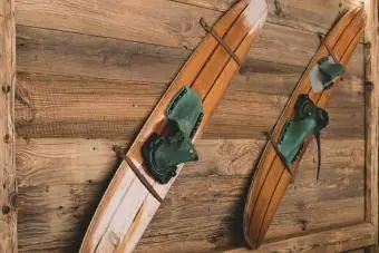 skis de neige vintage sur le mur