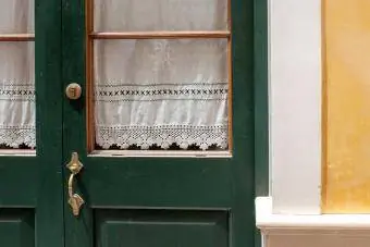 rideaux vintage antiques à la porte d'entrée