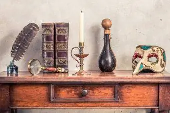 affichage de collection vintage sur table antique