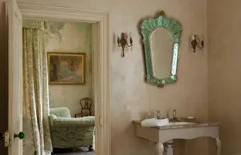vintage spogulis vannas istabā