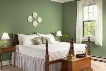 ორი საწოლი ერთად მწვანე საძინებელში