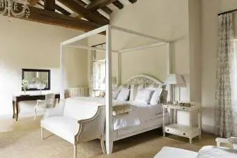 Fransk landsted i Provence med en vintage benk på soverommet