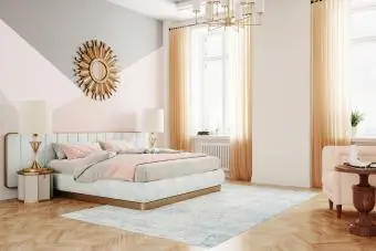 Prabangaus retro stiliaus miegamojo interjeras rožinės spalvos