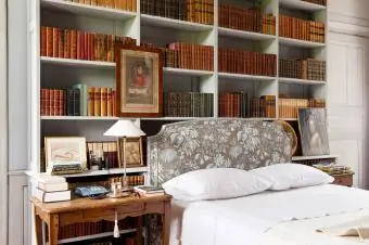 Marvic kumaş başlıklı yatağın üstündeki kitap rafları
