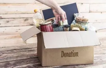 caixa com doações de alimentos