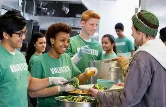 Voluntários trabalhando na cozinha comunitária