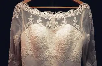 एक हैंगर पर शादी की पोशाक