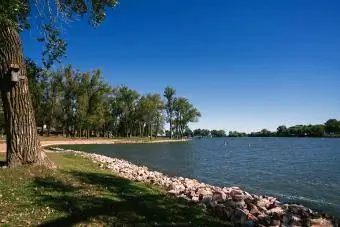Modré jazero v štátnom parku Lewis and Clark v štáte Iowa