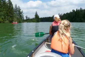 Mamă Cu Fiica Barcă Cu Vâsle Pe Lac
