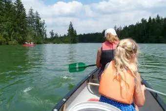 Mutter mit Tochter im Ruderboot auf dem See