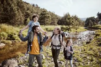 Jeune famille partant en camping