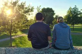 Famille profitant de la vue au coucher du soleil en camping le jour de la fête du Travail