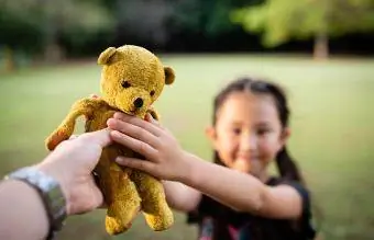 دادن خرس عروسکی به کودک