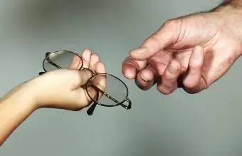 Enfant faisant don de lunettes