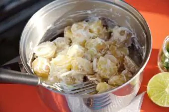 salada de macarrão com batata