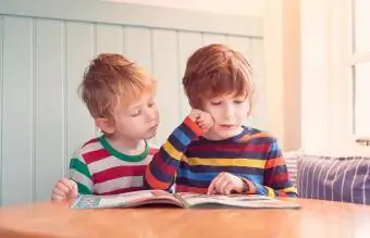 crianças lendo uma revista