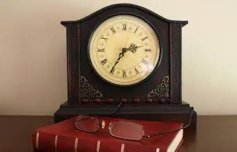 mantel clock sa opisina ng bahay