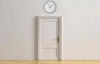 Uhr über der Tür