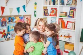 Kinder spielen mit ihrem Lehrer