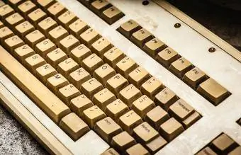 κιτρινισμένο σκονισμένο πληκτρολόγιο υπολογιστή