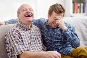 Baba ve oğul oturma odasındaki kanepede oturuyorlar ve şakayı hatırlıyorlar